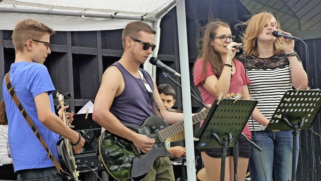 Die Jugendband der Martin-Bucer-Gemein...des Sommerfestes auf dem  Kirchbergle.  | Foto: Christine Weirich
