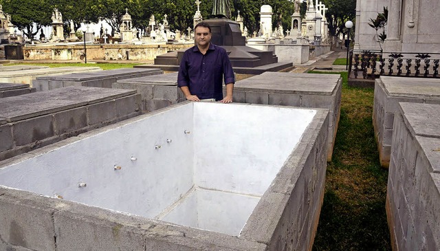 Alberto Brenner fhrt ein XXL-Grab vor.   | Foto: DPA