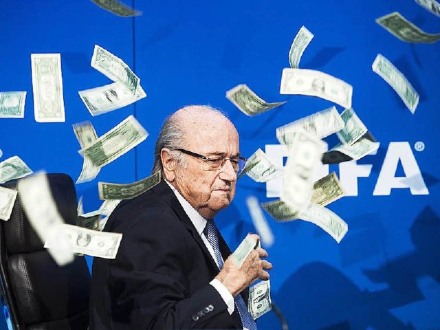 Joseph Blatter im Geldregen: Der Fifa-...indes gar nicht so komisch zu finden.   | Foto: dpa
