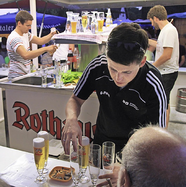 Die Bierzapfer hatten alle Hnde voll zu tun.  | Foto: Bergmann