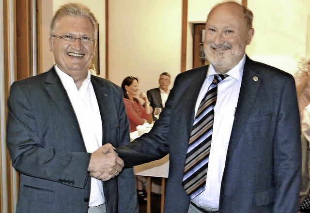 Jochem Stockinger (links) bergibt sein Amt  an Hermann Lanz   | Foto: privat