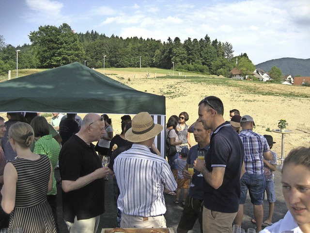 Anwohner, Mitarbeiter der Stadt Elzach...bis zu 40 Wohnhuser entstehen sollen.  | Foto: Thomas Steimer