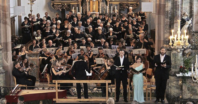 Das Groaufgebot von Musikern und Sng...arrkirche  St. Gallus in Kirchzarten.   | Foto: Erich Krieger