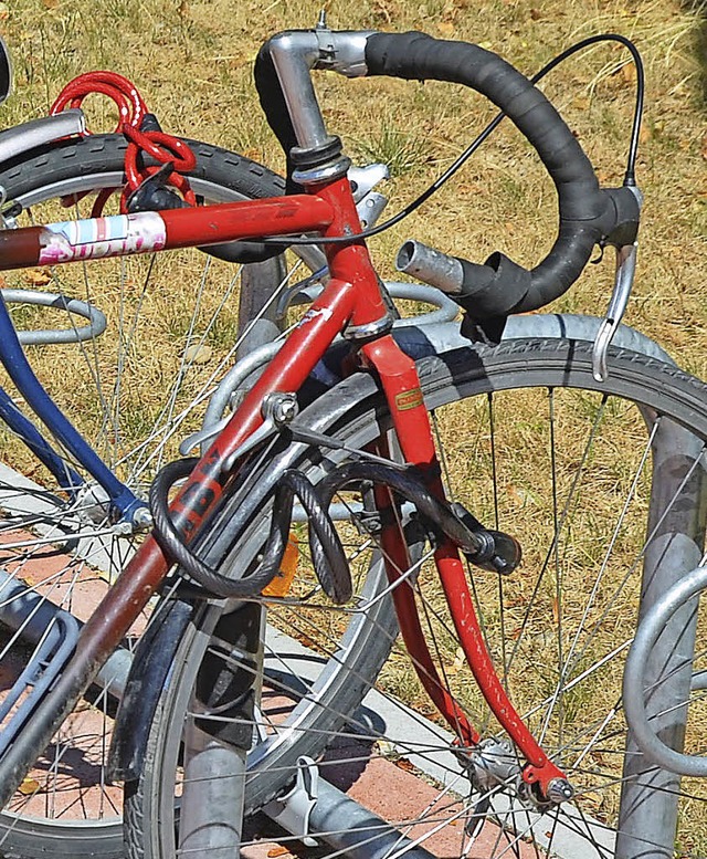 Vorbildlich: An der Tramhaltestelle ka...n  Fahrradrahmen an die Bgel ketten.   | Foto: Polnau