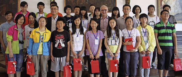 Schler und Lehrer aus Qingdao bei der Begrung in Freiburg   | Foto: fwtm