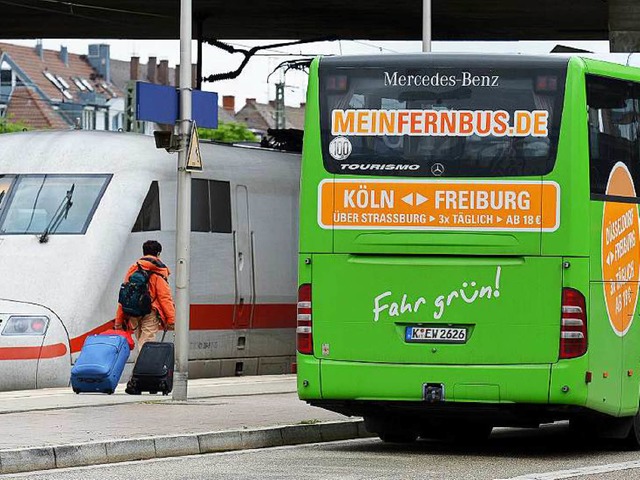 Bus oder Bahn? Die Auswahl fr Freiburger Reisende vergrert sich.  | Foto: dpa