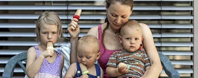 Mit einem Eis als Leckerli fllt die B...s (von links) am Dienstag in Freiburg   | Foto: Patrick seeger (dpa)