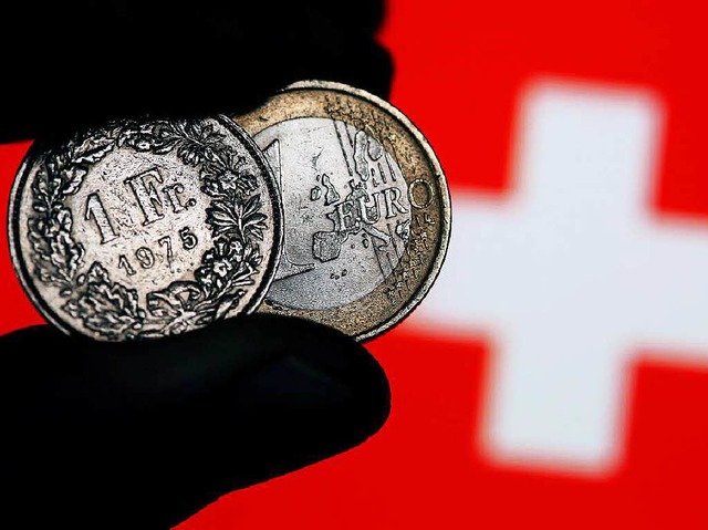 Franken und Euro sind sich mittlerweil...der Schweizer Wirtschaft Kummer macht.  | Foto: dpa
