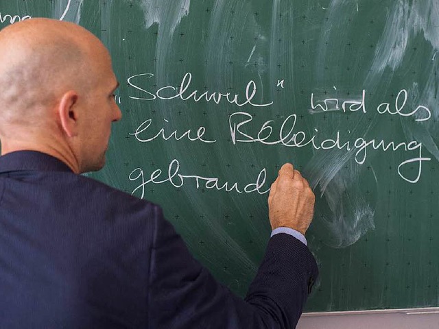 Lehrer Felix Stadtfeld behandelt an ei...kunterricht das Thema Homosexualitt.   | Foto: dpa