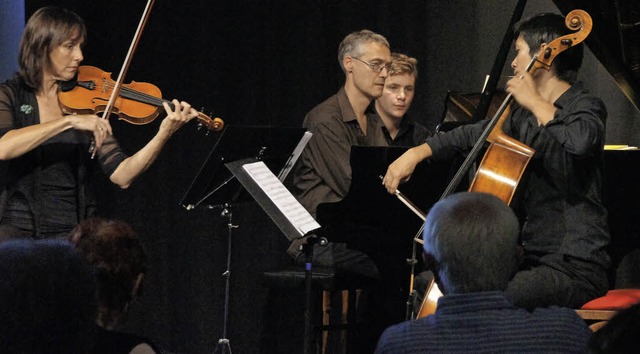 Das Varnhagen-Trio in der Kumedi: von ...(Klavier) und Barry Luo (Violoncello).  | Foto: Ilona Hge