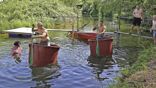 Eine willkommene Abkhlung boten die Wasserspiele beim Dorffest in Kappel.   | Foto: Sandra Decoux-Kone