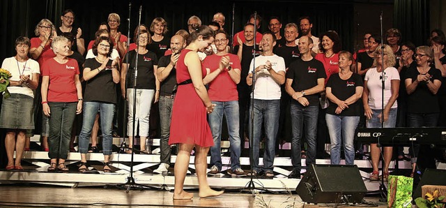 Applaus von den Arion Singers fr die ...nach sieben Jahren den Chor verlsst.   | Foto: Karin Heiss