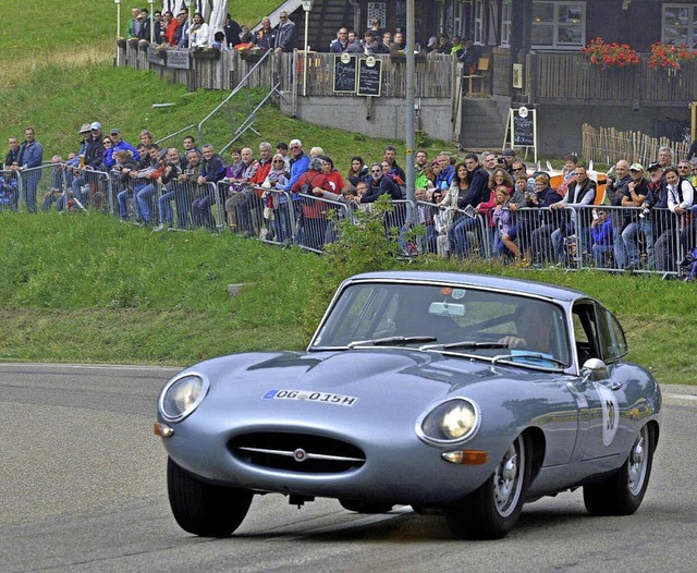 Schnittig in die Kurve: Jaguar E-Type von 1966  | Foto: Michael Bamberger