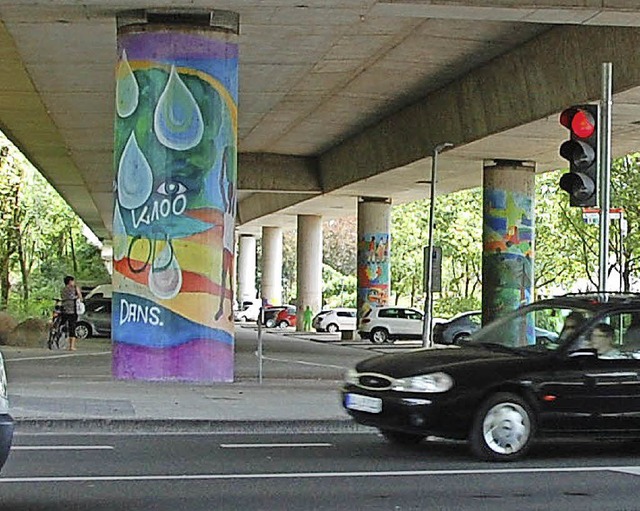 Rotes Licht fr den Durchstich unter der Bahn hindurch   | Foto: FREY