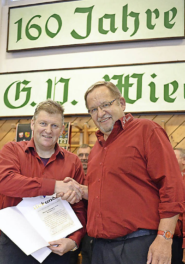 Brgermeister Berthold Klingele (recht...edener Sngern zum 160. Chor-Jubilum.  | Foto: Paul Berger