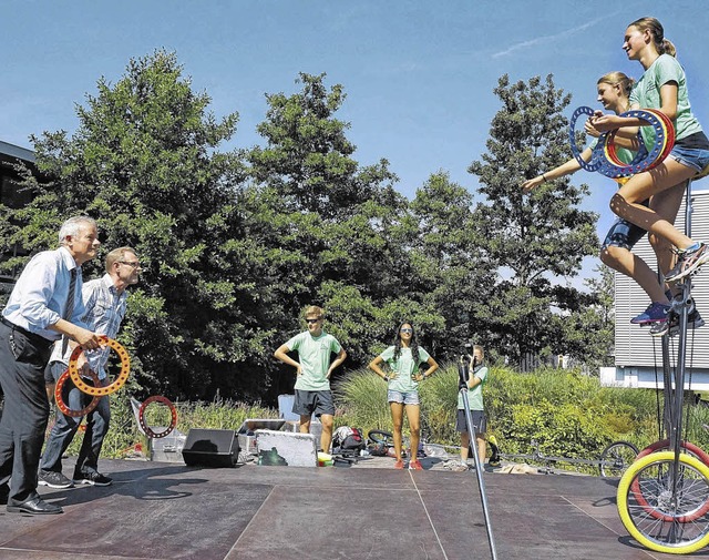 Die beiden scheidenden Schulleiter Ber...ahrerinnen der Zirkus AG die Ringe zu.  | Foto: Freudig