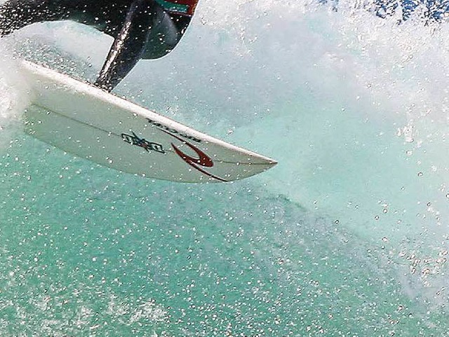 Eine Taucherin ist von einem Surfbrett getroffen und gettet worden.  | Foto: AFP