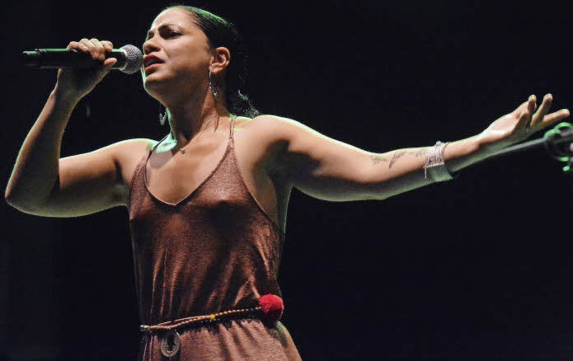 Hat ihre Musik neu justiert: Emel Mathlouthi beim Auftritt in Lrrach  | Foto: Barbara Ruda