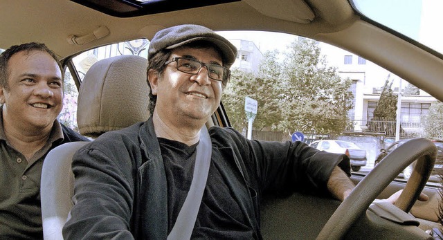 Omid, der Filmschmuggler, sitzt auf der Rckbank von  Jafar Panahis Taxi.   | Foto: Weltkino Filmverleih
