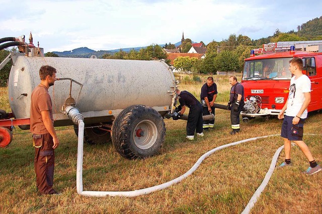 Gllefsser der Heuweiler Landwirte f... lscht sie  damit  brennende Felder.   | Foto: Andrea Steinhart