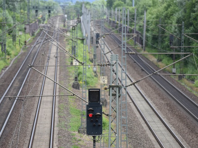 Am Mittwochabend ging nix mehr auf der Rheintalbahn.  | Foto: dpa