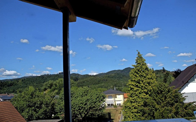 Von den grozgigen Balkonen erffnet ... Blick auf die Hhen des Hotzenwalds.   | Foto: old
