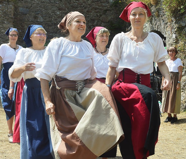 Die Gruppe &#8222;springKRAUT&#8220; b...el-Festival mit  historischen Tnzen.   | Foto: Lena Silvanus