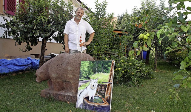 Manfred Krger vor dem Sandsteinbren,...nd mit Pinsel und Farbe verewigt hat.   | Foto: babette staiger