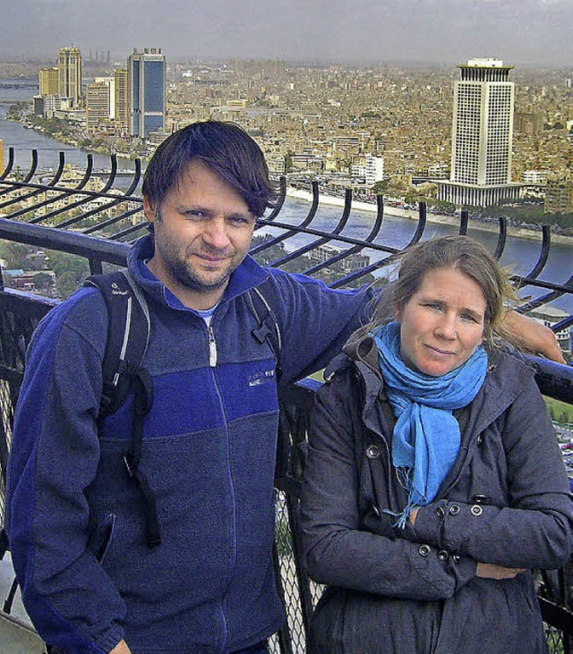 Jrgen Hog und Yvonne Laux vor der Skyline Kairos   | Foto: Privat