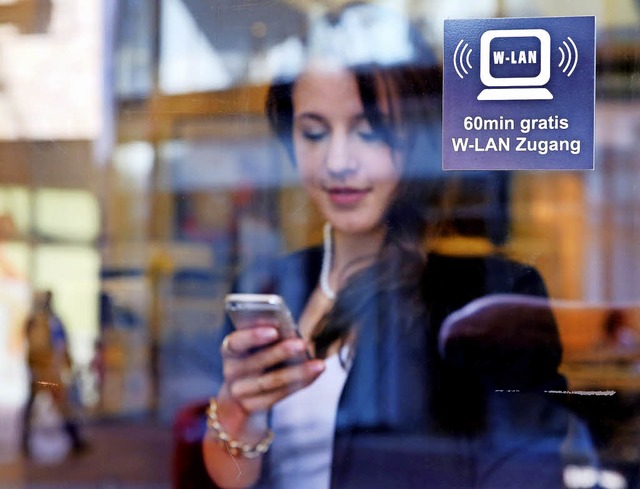 In vielen Hotels, Restaurants und Caf...eies WLAN mittlerweile zum guten Ton.   | Foto:  Mascha Brichta (dpa)