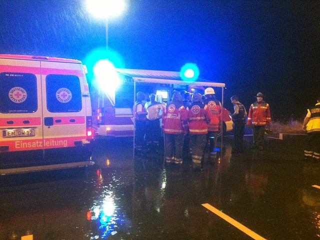 Suchaktion bei Nacht und strmendem Re...ar, dass niemand gerettet werden muss.  | Foto: Feuerwehr