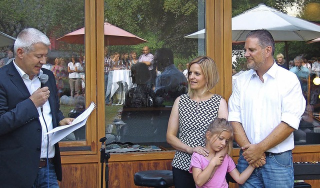 Brgermeister Manfred Kreutz berbring...r (mit der jngsten Tochter Marlene).   | Foto: H. fehrenbach