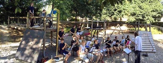 Auf dem Spielplatz am Albanweg gab das...hester eine Kostprobe seines Knnens.   | Foto: zVg