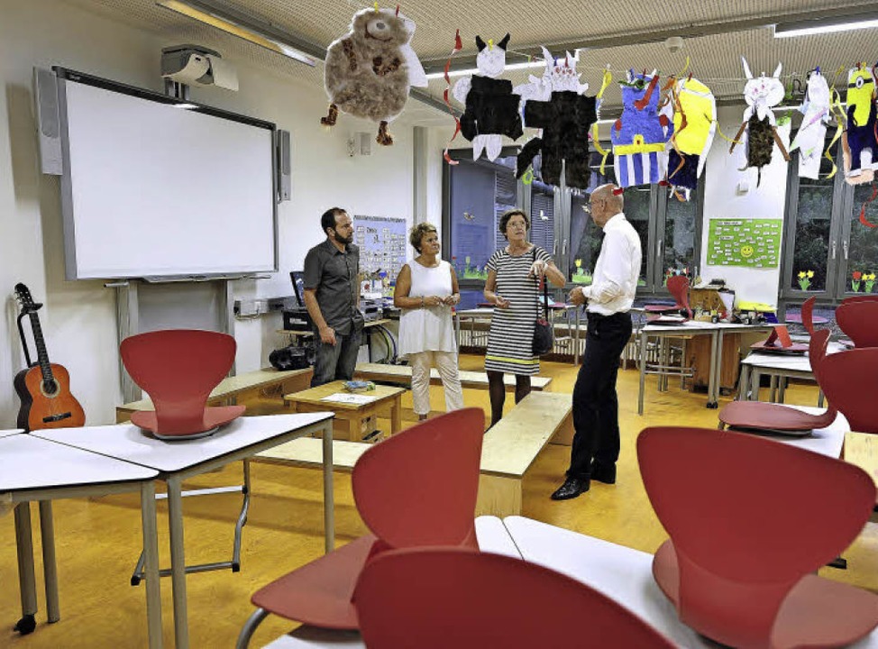 In den Klassenzimmern mit  flexiblem M...hlik und Schulamtsleiter Hermann Maier  | Foto: Thomas Kunz