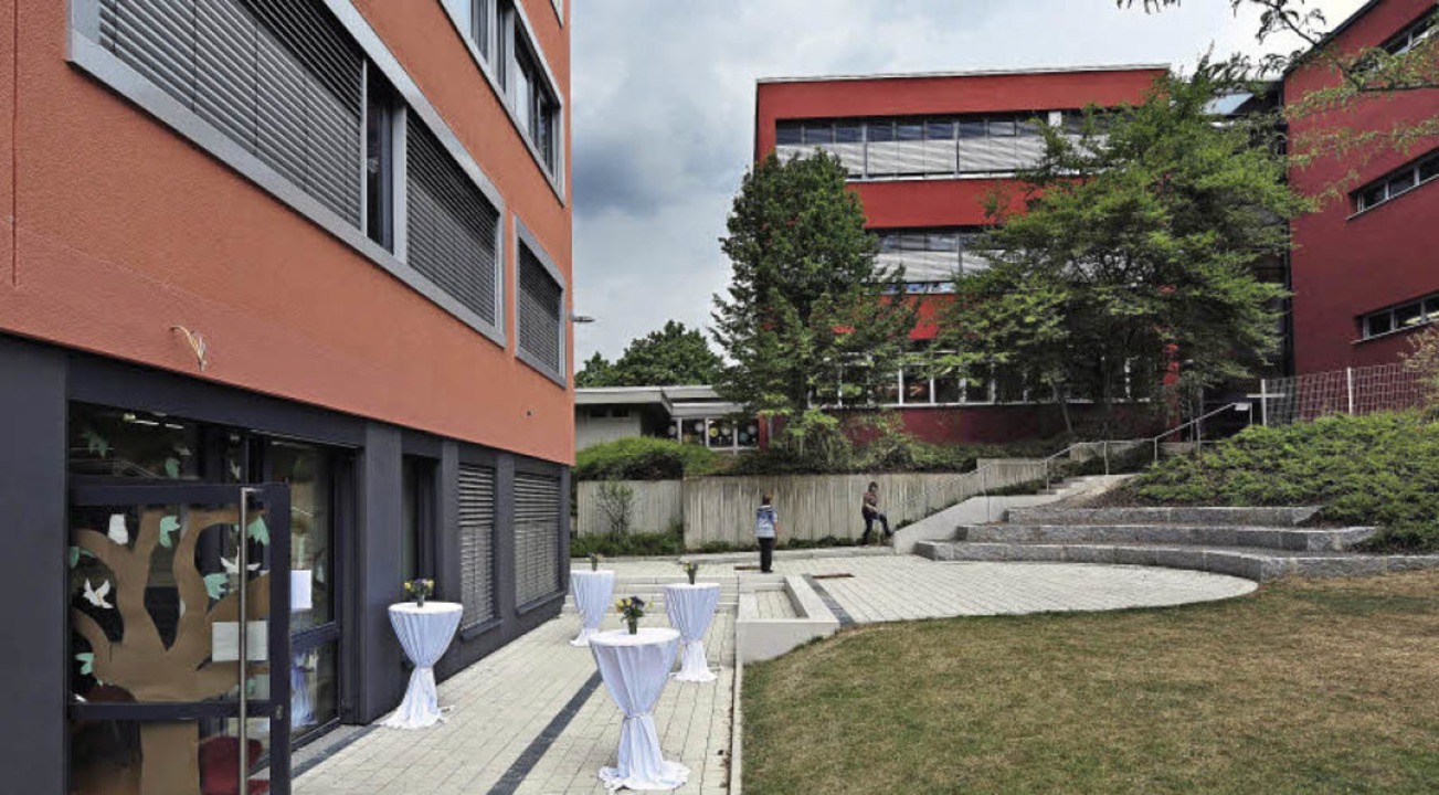 Die neuen Rume (links) liegen zwar im...grund das Paul-Hindemith-Hauptgebude.  | Foto: Kunz