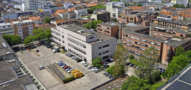 Das jetzige Landratsamt (rechts) bleib...l der Post (linker Bildrand) mit Hof.   | Foto: Trenz