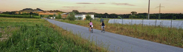 Die Strae vorbei am  Flchtlingsheim ...wird aber von vielen Radlern benutzt.   | Foto: Langelott