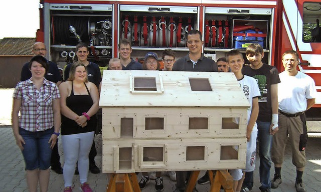 Die Frderklasse der Gewerbeschule Bad...rster ein selbst gebaute Rauchhaus.    | Foto: Ernst Brugger