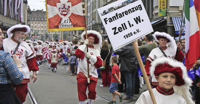 Der Zeller Fanfarenzug paradiert morgen wieder durch Basel.   | Foto: ZVG