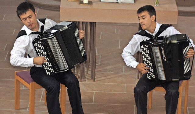 Zwei Krim-Tataren am Bajan, dem Knopfa...der Martin-Luther-Kirche in Hugstetten  | Foto: herbert binninger