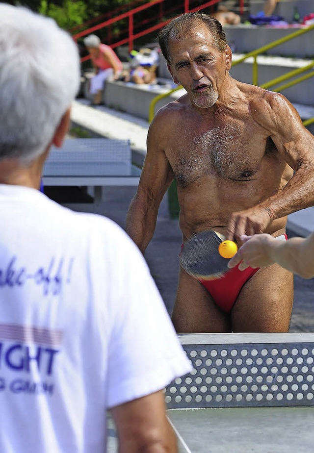 Kennt sich nicht nur als Ringer auf de...Platte aus: Adolf Seger im Strandbad.   | Foto: Thomas Kunz