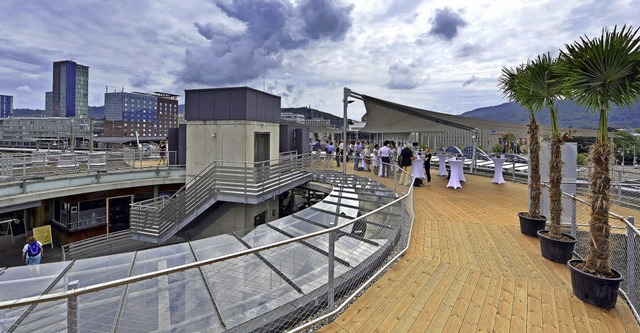 Die neue Dachterrasse bei der Stadtbahnbrcke bietet spektakulre Aussichten.  | Foto: Michael Bamberger