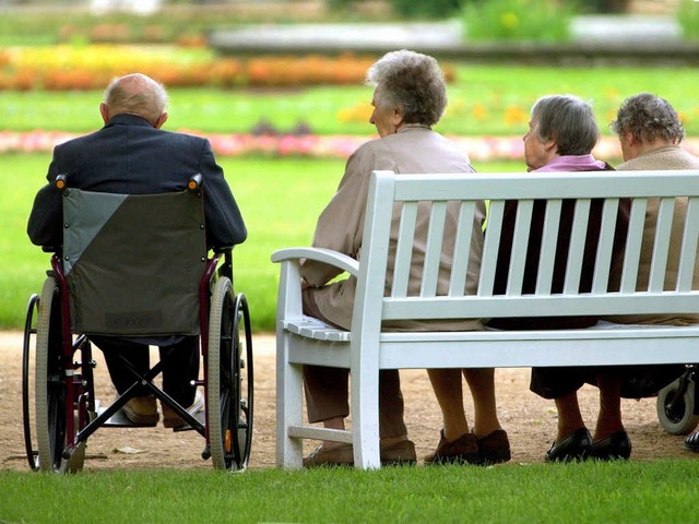 Viele Senioren mssen betreut werden &#8211; ob zuhause oder im Heim.  | Foto: dpa