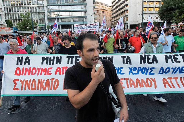Das Parlament nimmt das Reformpaket an...testieren griechische Brger dagegen.   | Foto: DPA