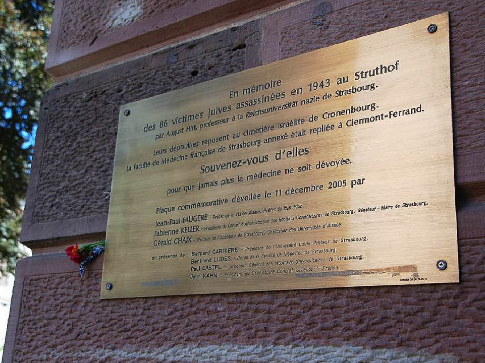 Eine Gedenktafel erinnert an die Opfer aus Straßburg.  | Foto: Bärbel Nückles
