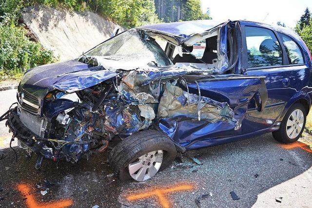 Auto kollidiert frontal mit Laster - 18-Jhrige schwer verletzt