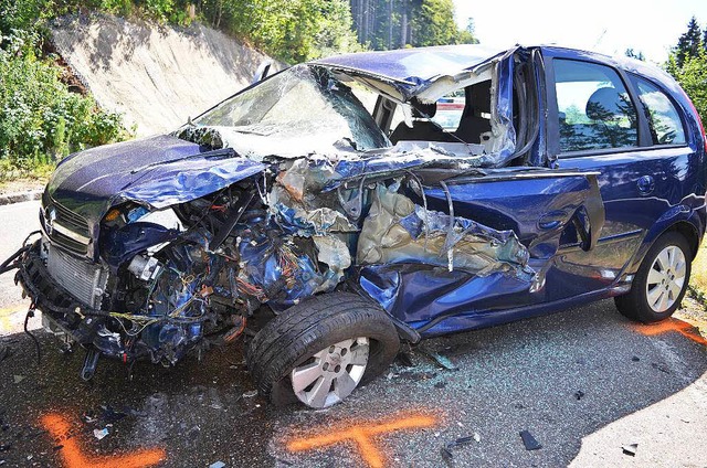 Die Fahrerin des Kleinwagens wurde bei...t. Der Laster-Fahrer blieb verschont.   | Foto: kamera24