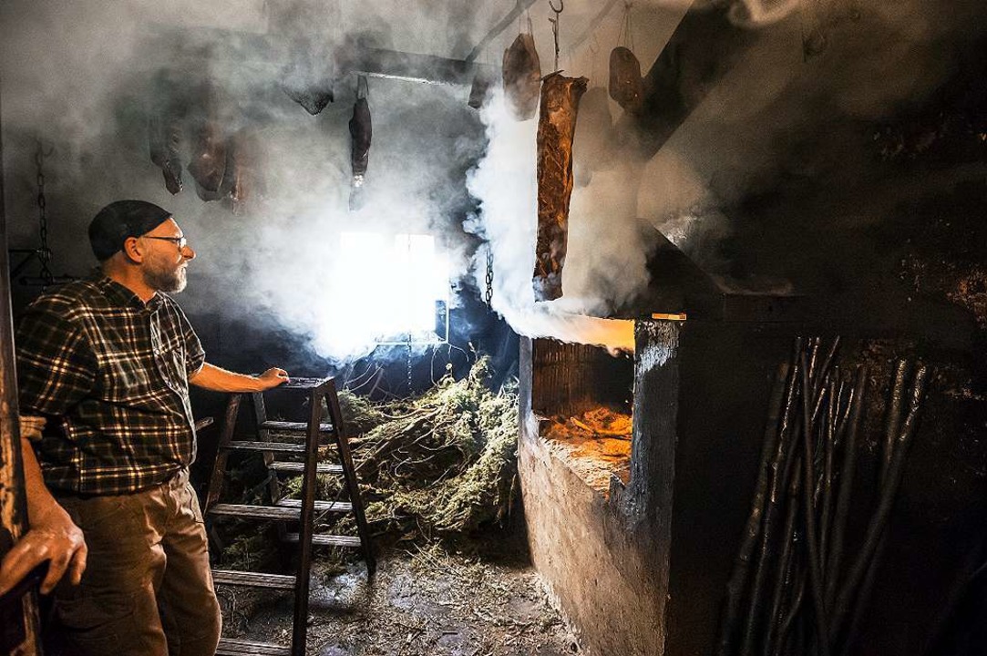 Würziger Nebel  verschlingt die Fleischwaren in der Räucherkammer  | Foto: Daniel Schoenen