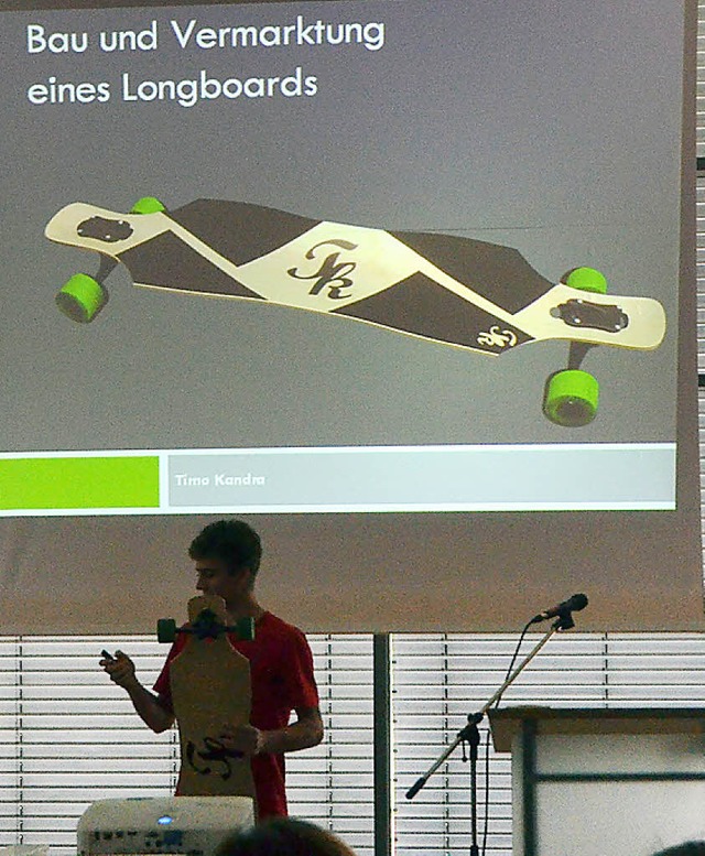 Bei der Abschlussveranstaltung der Sch...llte Timo Kandra  sein Longboard vor.   | Foto: Susanne Mller
