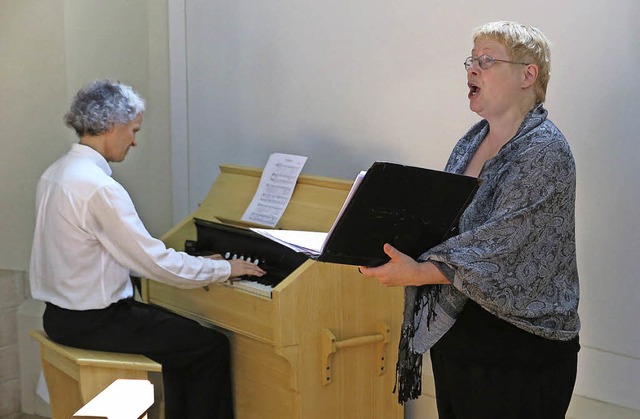 Dorothea Rieger und Klaus Nepple stell...ndete Harmonium in einem Konzert vor.   | Foto: Dorothee Philipp